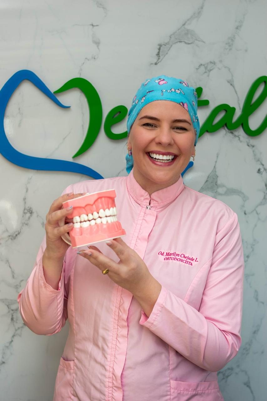 Od. Marilyn Chejade L. sosteniendo un modelo dental